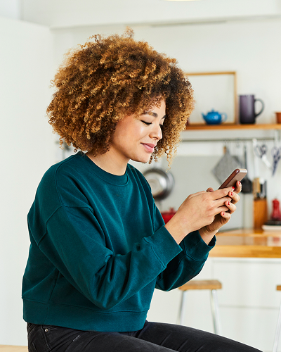 Homme consultant son épargne sur son téléphone